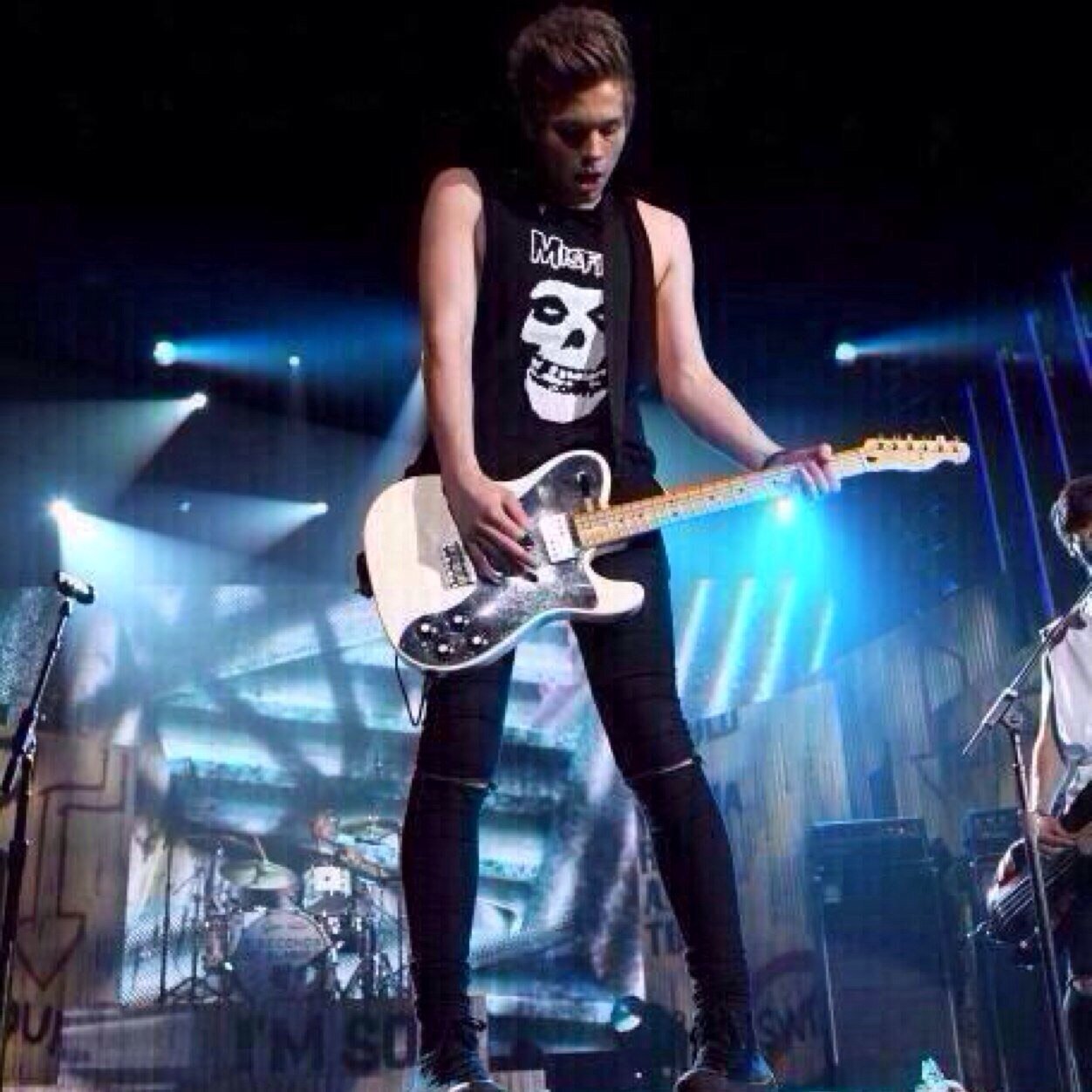 FOLLOW @5SOSKiwiPizza PLEASE TYSM