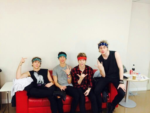 Updates on everything 5SOS.卌