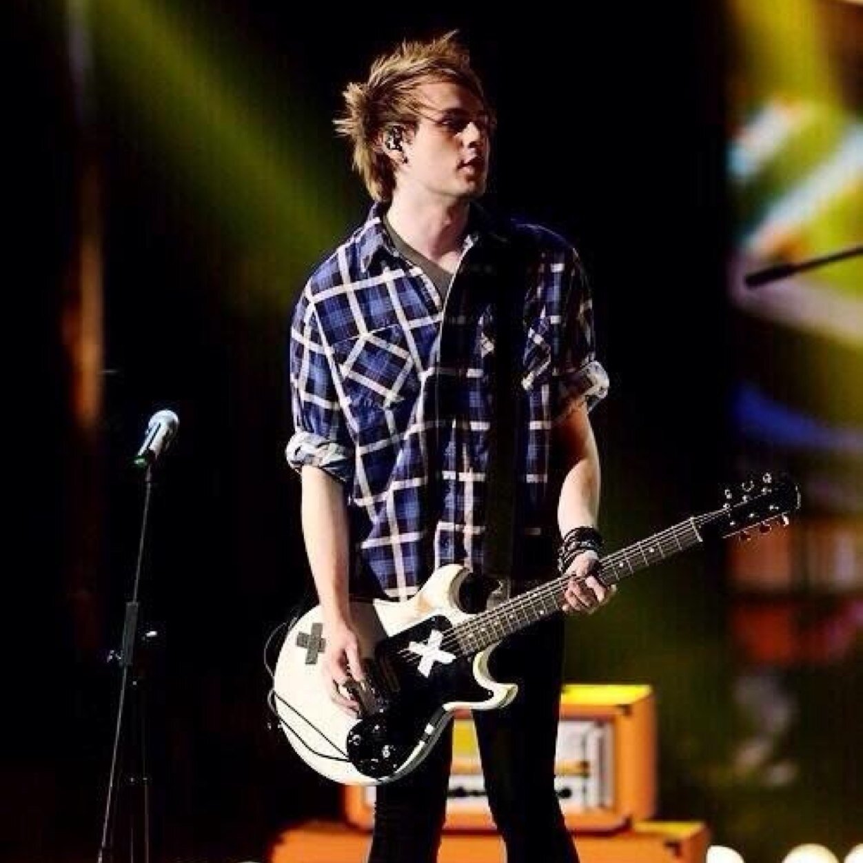 Michael Clifford. Single. Bisexual. 
My bunk is better than everyone else's. Because it's mine.