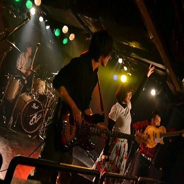 ダイナミックな演奏の中に、ボーカルようこの真っ直ぐな声が透明の琴線のごとく響き渡る。
独特な音楽世界を持つバンド、『きらぼし』。
聴き心地の良いメロディに素直な言葉が親しみやすさを醸し出す。
時に激しく、時に切なく、時に厳しく、時に優しく、感情に真っ直ぐな音楽と、大きな愛で包み込む。以上アンケートより抜粋💌