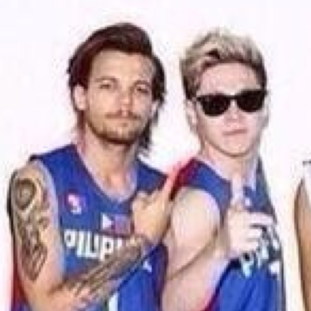 FOLLOW @cxllidingnouis SHE FOLLOW BACKS IMMEDIATELY