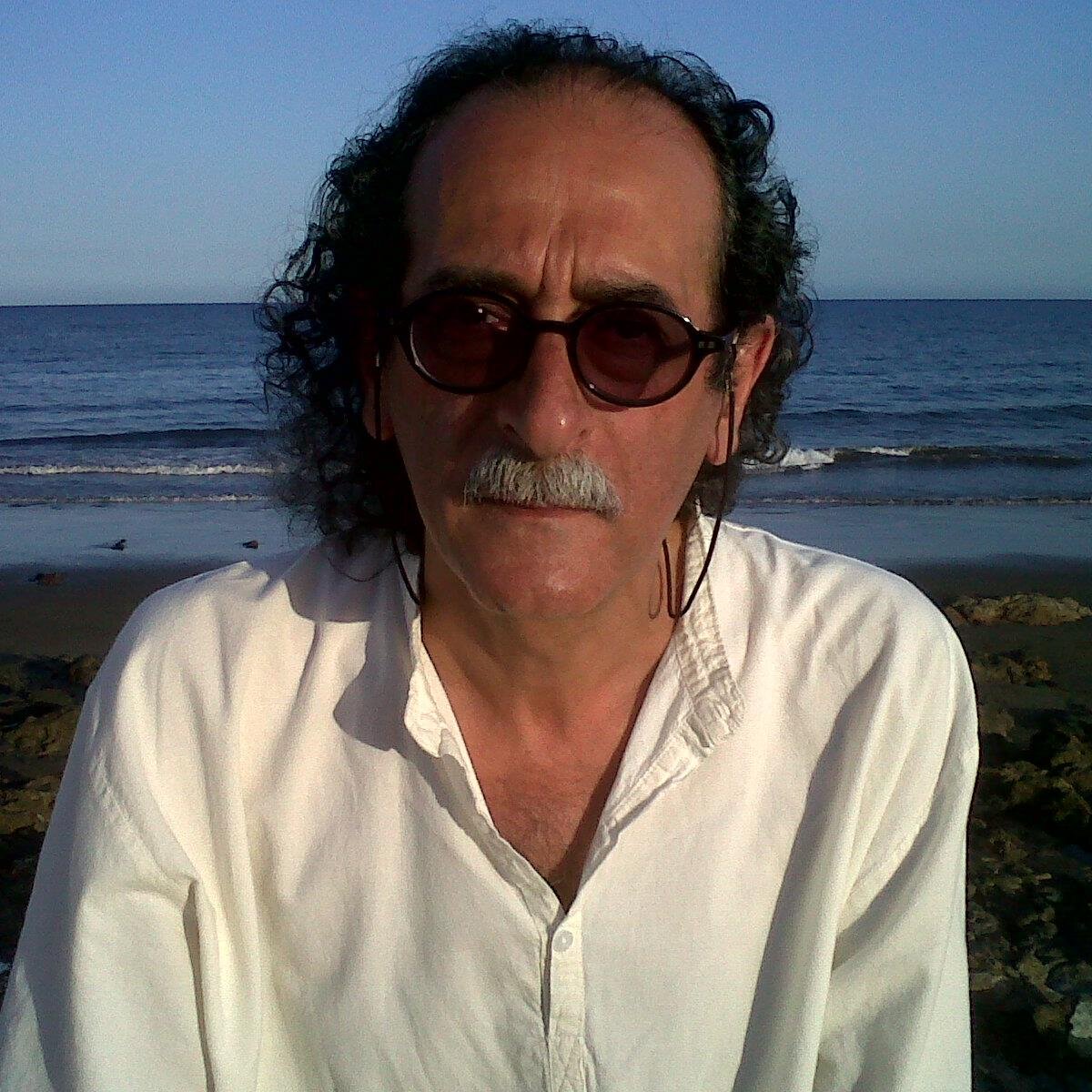Periodista, creador de contenidos, escritor, guionista, documentalista, editor.