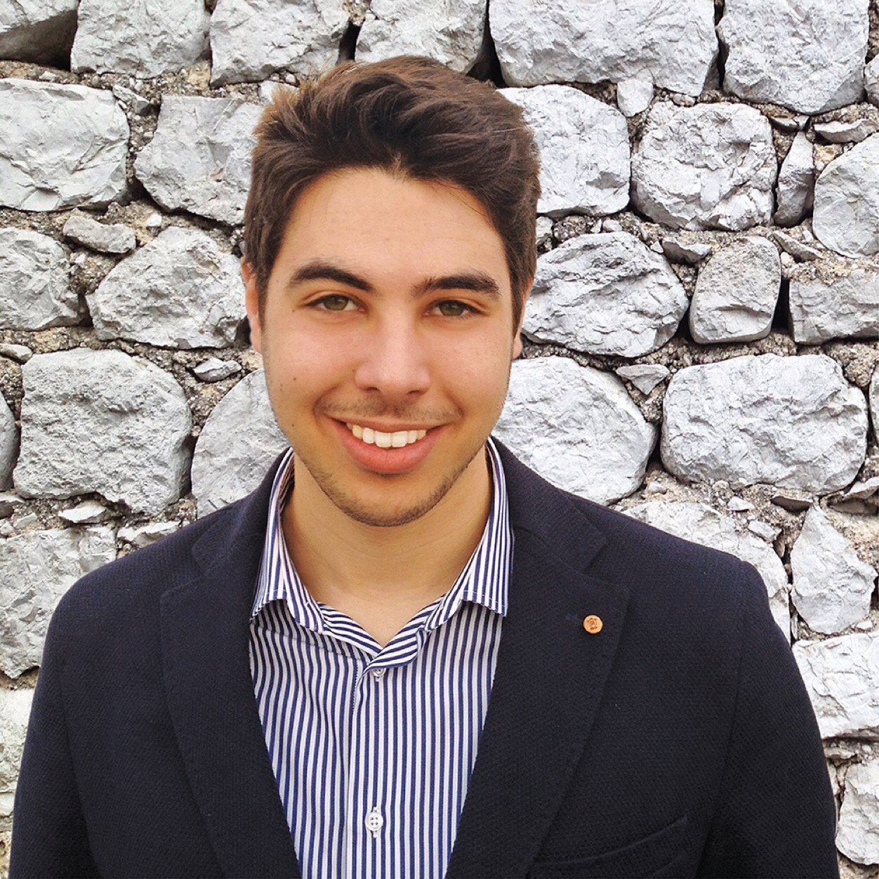 Studente di Scienze Politiche a Trieste. Consigliere comunale a Budoia. Nato a Pordenone, amante della libertà da sempre.
