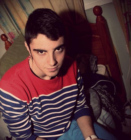 soy un chico alegre,siempre con una sonrisa ni los rayos ni la lluvia podrá quitarme la sonrisa :)