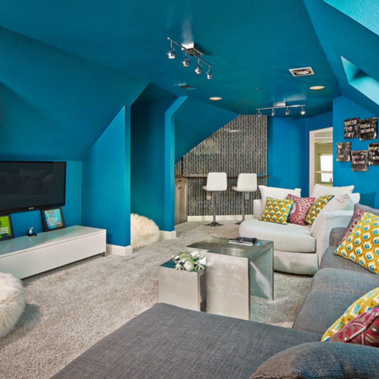 Want a place to just hang out with out anyone knowing? Come and join the others who are the same as you and just chill