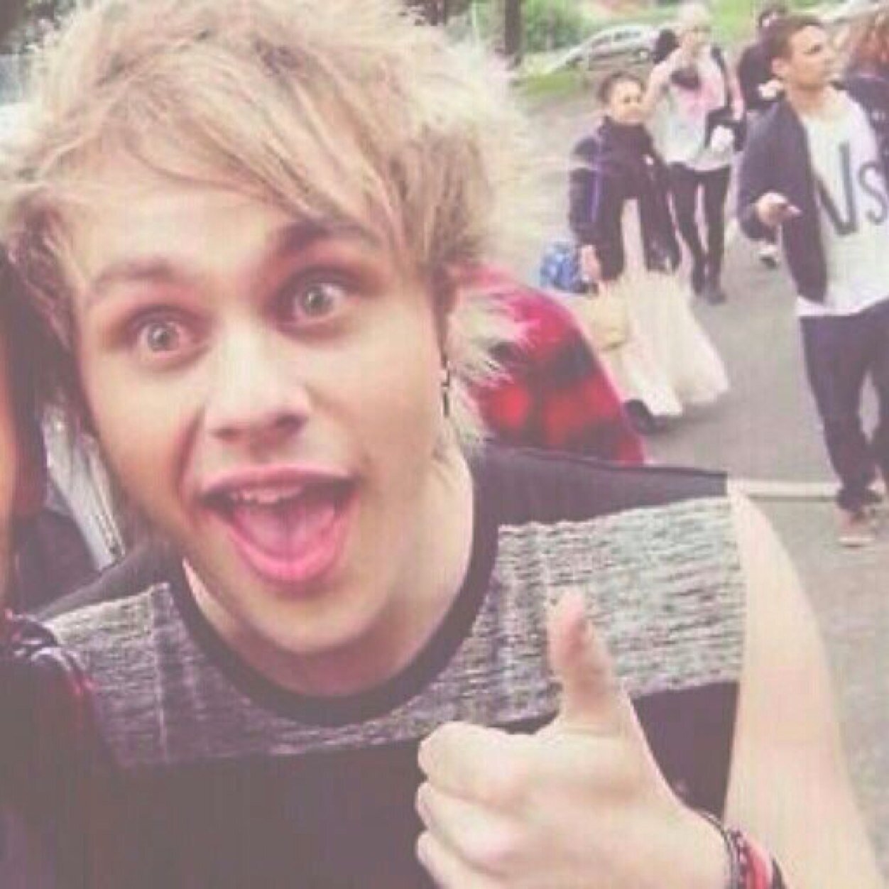 hii this is a follow from @cuddlesformikey so please follow me on that account! im here if you need someone to talk to so feel free to tweet me at any time ily