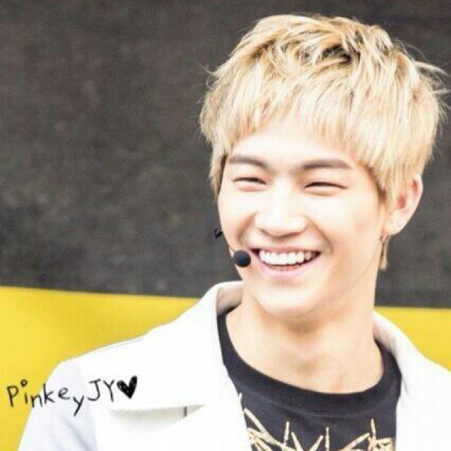 JB stole my heart with his eyesmiles n_____n