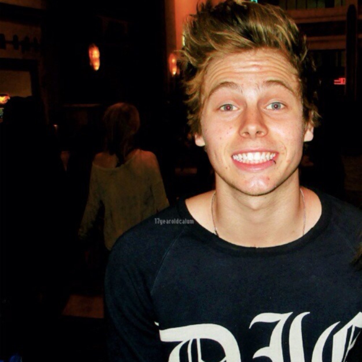 this free follow was given to you by @xsunshinehemmox so go follow her bc she loves youu :-)