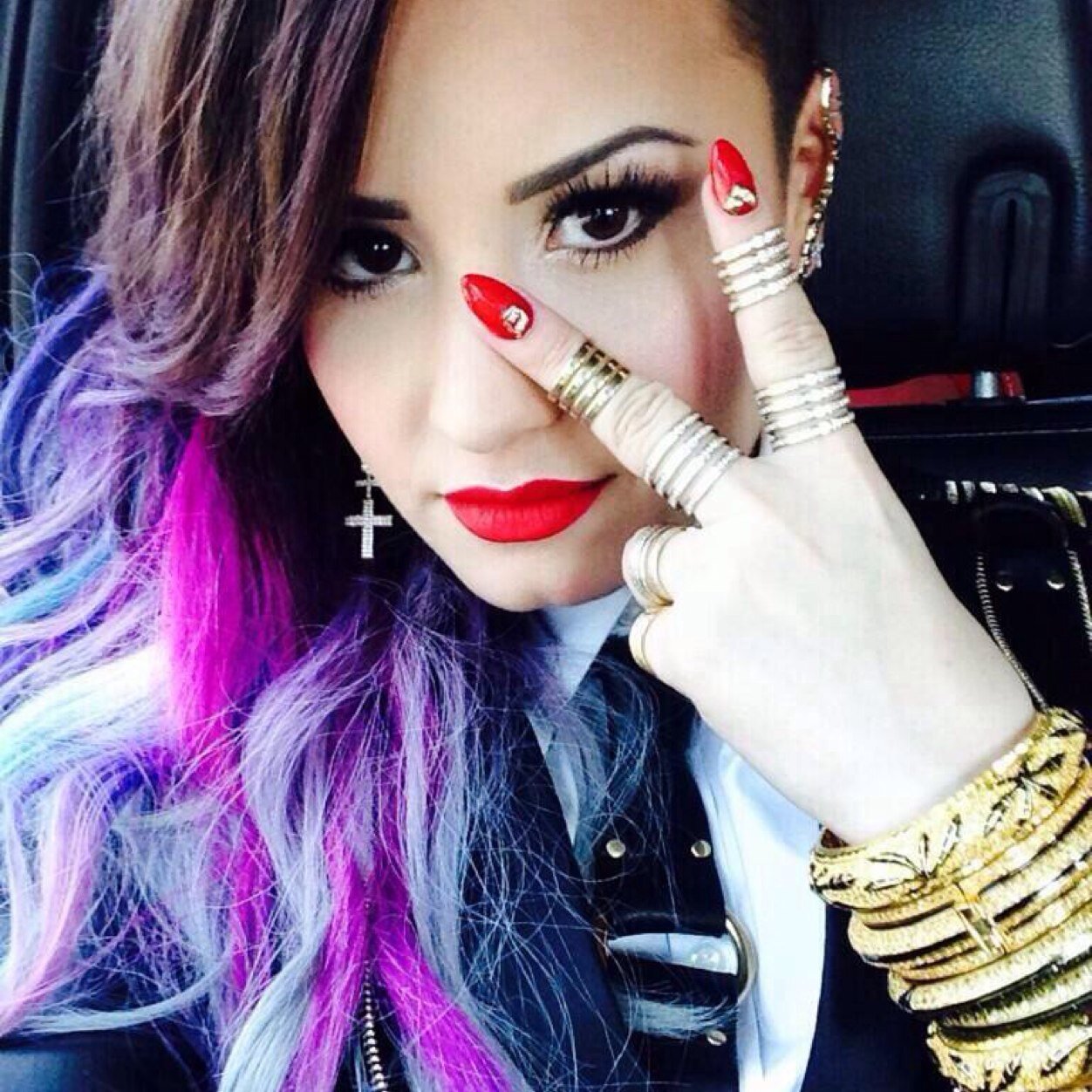 Hey guys! 17 UK I love Demi Lovato obviously