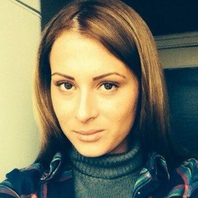 Это я. Люблю говорить с людьми. Живу в замечательном городе. Стараюсь общаться оптимистично. Как человек я достаточно раскрепощенная.
