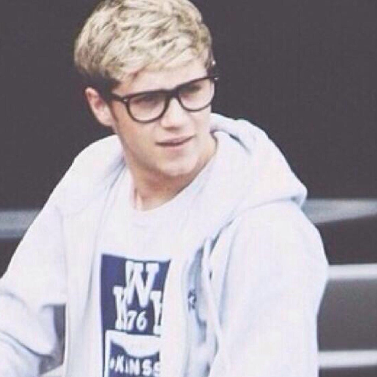 hi sweety pls go follow @kingniaIIer ask her for a follow back x