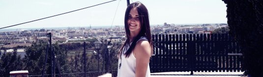 Le sonaba su cara, su sonrisa, su mirada.
Entonces recordó. Ya se habían visto antes. Cada noche. 
La mujer de sus sueños.