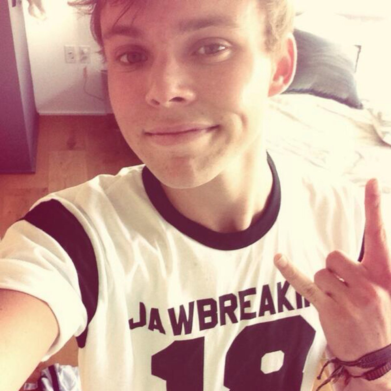This is a free follow. Follow @kryptoniteirwin for a follow back and a dm to 5sos band account if you ask!