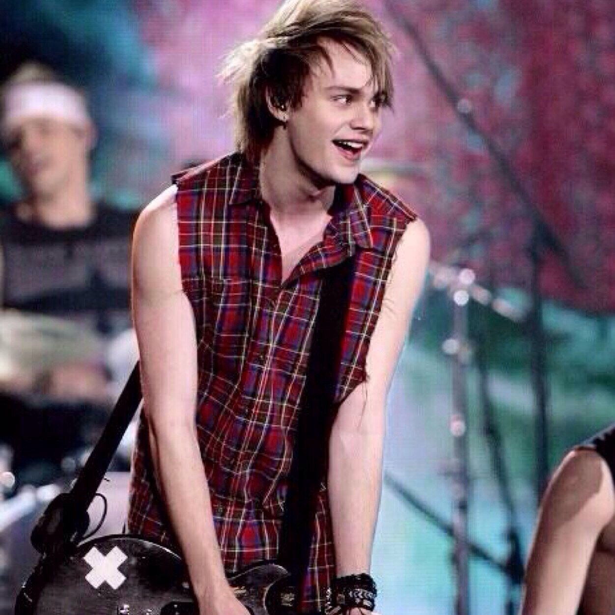 Go follow @cliffordsweed and fave this if you want https://t.co/tMMl8sfiZl