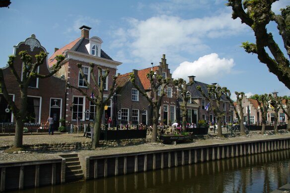 http://t.co/4WM764lE0H geeft informatie over diverse activiteiten die plaatsvinden in en rond grachtenpanden