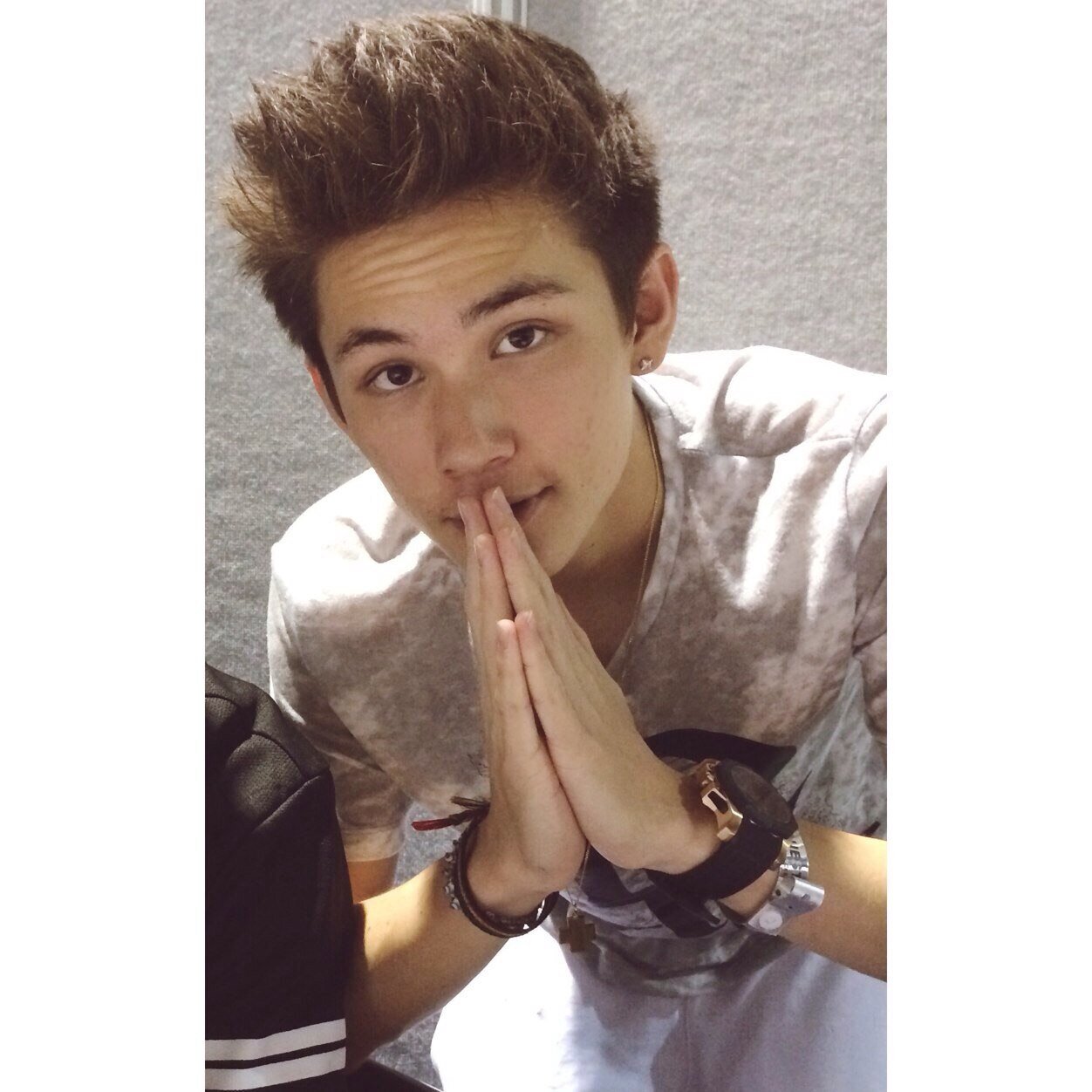 idekxreynoldsx's profile picture. You got a free follow. Pls go follow @xwhitesidesx_