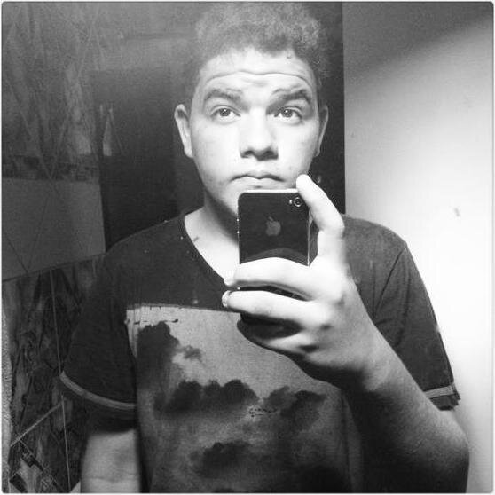 “Porque encontrei uma música que me faz pensar em você de alguma forma e eu a coloco pra repetir até dormir.”