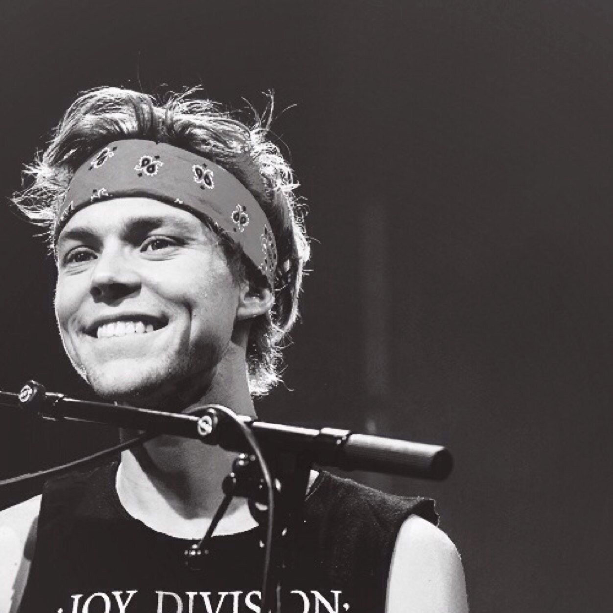here is a free follow if you want to please follow my main @irwinsfab love you lots xxx