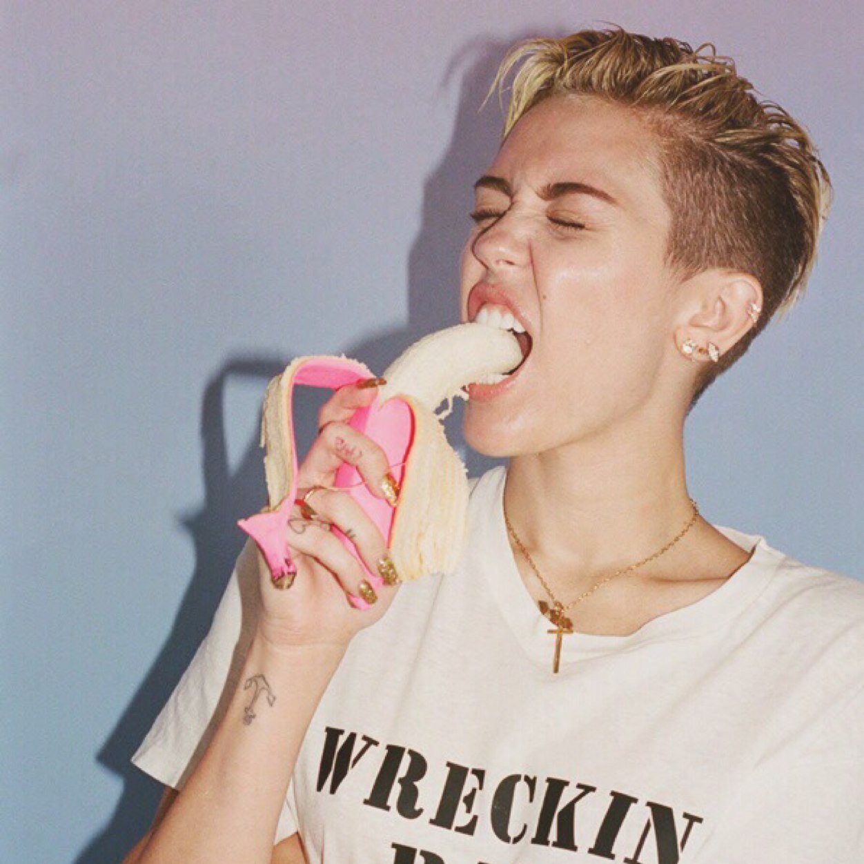 Just a huge #BoySmiler, who will always love Miley, follow my main acc @lindellandre