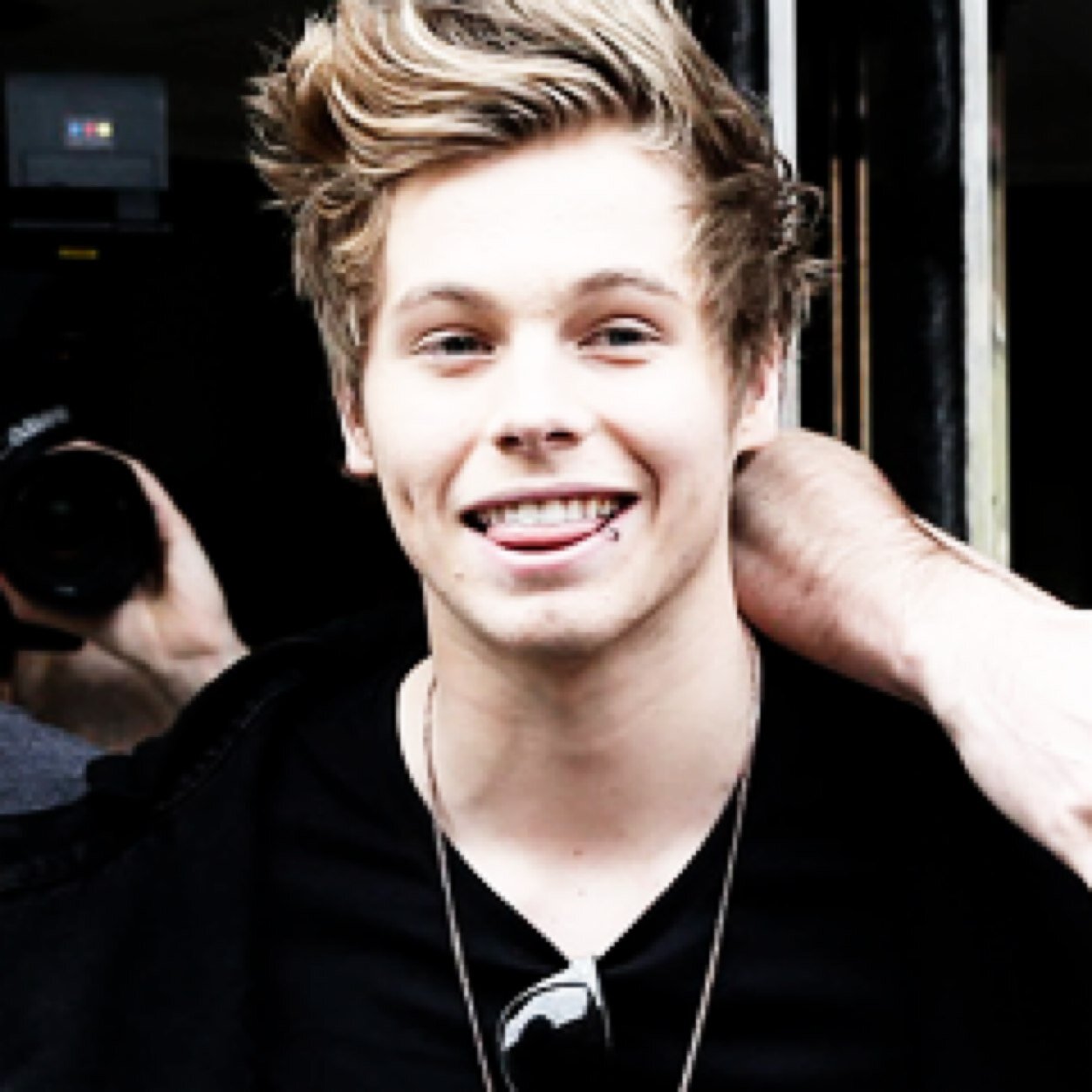 I GAVE YOU A FREE FOLLOW SO PLEASE FOLLOW @mukeftbrooks ILYSM