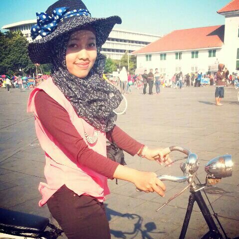 prihandesy's profile picture. Belajar serius, karena sudah saatnya menata hidup