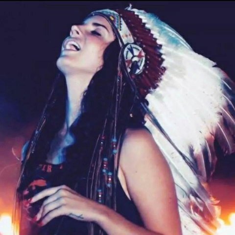 Amoureuse-seule-coeur brisé-survivre-sourire-pleurer-faible-mais surtout amoureuse.