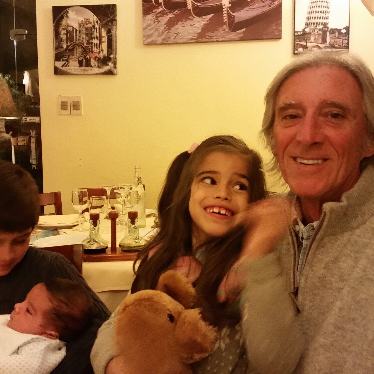 Contador,Licenciado en Administracion,2 hijos,7 nietos,todos manyas.