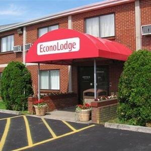 Darien Lakes Econo Lodge is located 5 minutes from Six Flags Darien Lake Theme Park Resort and Darien Lake Performing Arts Center. 585-599-4681