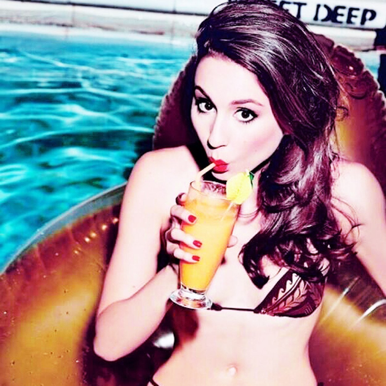 I'm @AlluringArchor bitch. I'm the smart one here. When you loose me it's hard to get me back [RP/single/any ship] Bestie: @Taylormachell