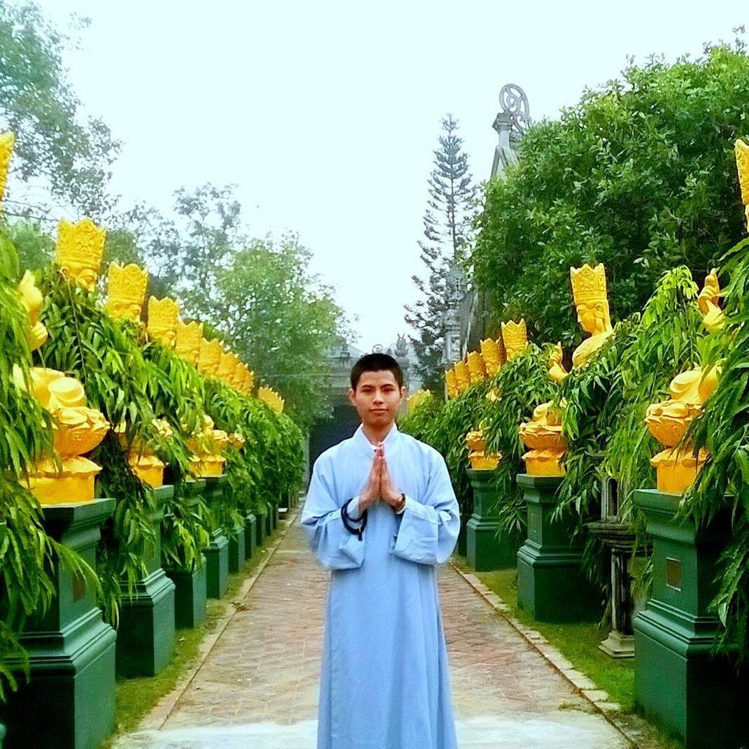 I'm an introvert, glad to be acquainted with everyone.
Sống nội tâm,biết nghĩ về bản thân&sống vì người khác,hi vọng được làm quen với tất cả những ai có nhã ý