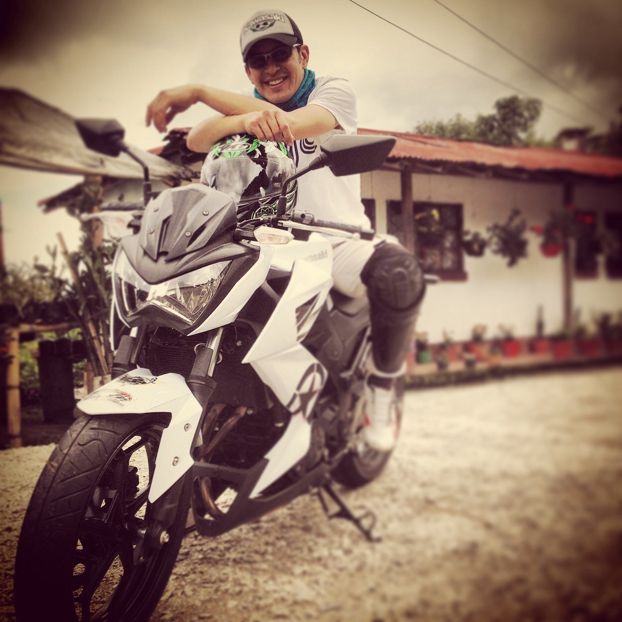 Orgullosamente Colombiano, Hombre amante del car audio y los deportes a motor, TLA, y con muchas ganas de salir adelante.