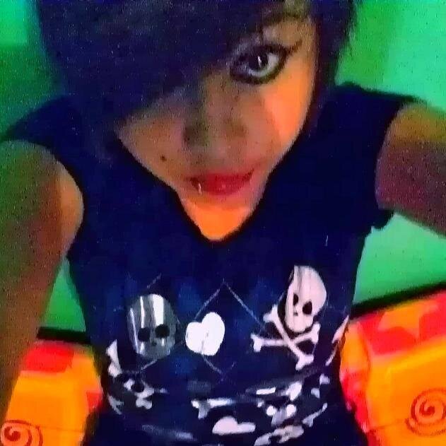 My name is Marcela Rodriguez I am 17 years old, I like to sing, draw, write, I love rock and metal, i love skateboarding, I'm a model emo / scene Queen