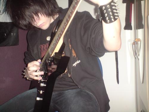 Robhynn's profile picture. Need my guitar to describe myself.  Music Music Music!