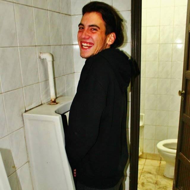 Actual militante marihuano 
Ex militante de la birra (Jubilado por un higado debil)
Con los años me di cuenta que soy más peronista que tu vieja