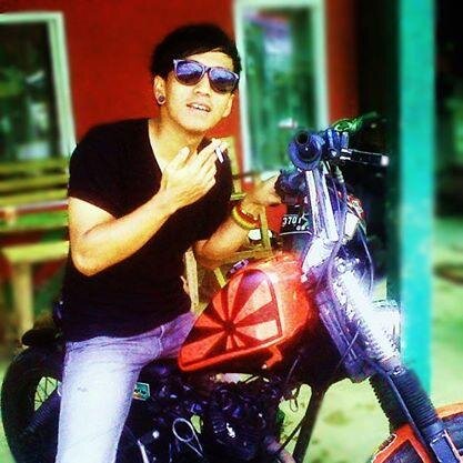 AhexSJR's profile picture. @selepetJAVAH [] Hidup itu seperti naik sepeda. Agar tetap seimbang, kau harus terus bergerak.