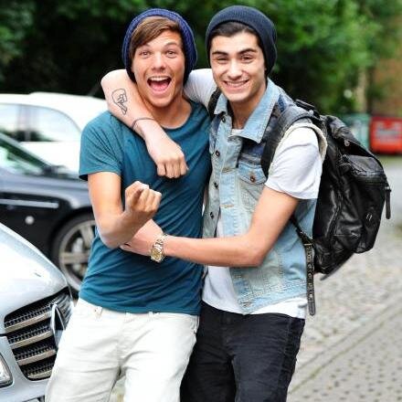 My name is zainab I'm 13 years old  I live in London  my fav band 1D and I love zayn malik  and I love joel Courtney :) I love theme so much ❤❤