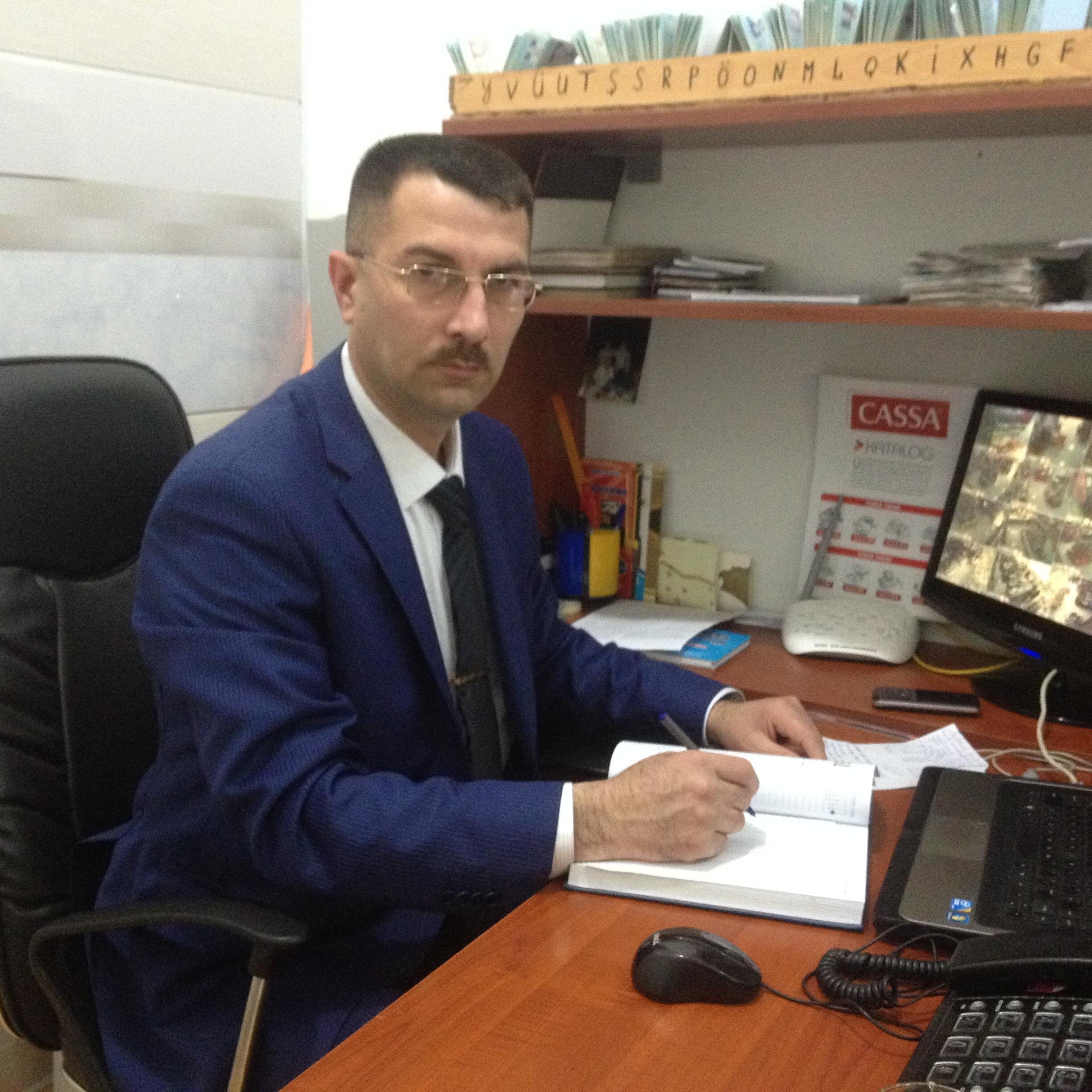 Cehiz aləmi mağazasının müdiri