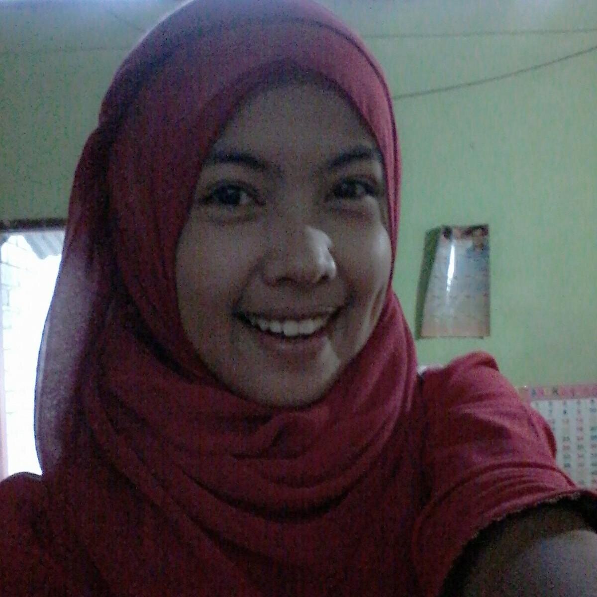 dheyamonicha3's profile picture. 