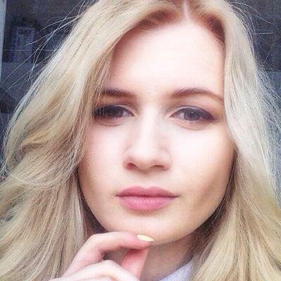 Пытаюсь общаться свободно. Нравится все новое. Достаточно раскрепощенная в жизни.