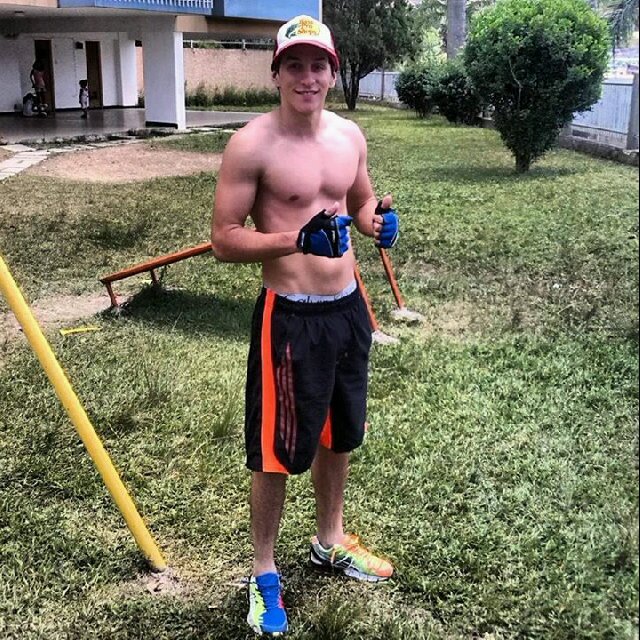 21. Estudiante y Deportista. No creas en Nadie que nadie quiere a nadie.