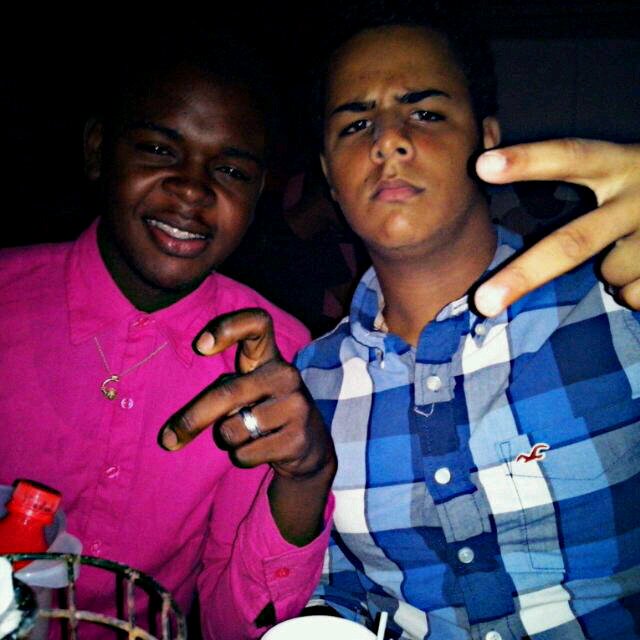 yeisonchoKolat's profile picture. Cada cabeza es un mundo, pero el mundo solo es uno No te lo quieras llevar por delante, que al final la vida se acaba Y lo material se queda en la tierra.