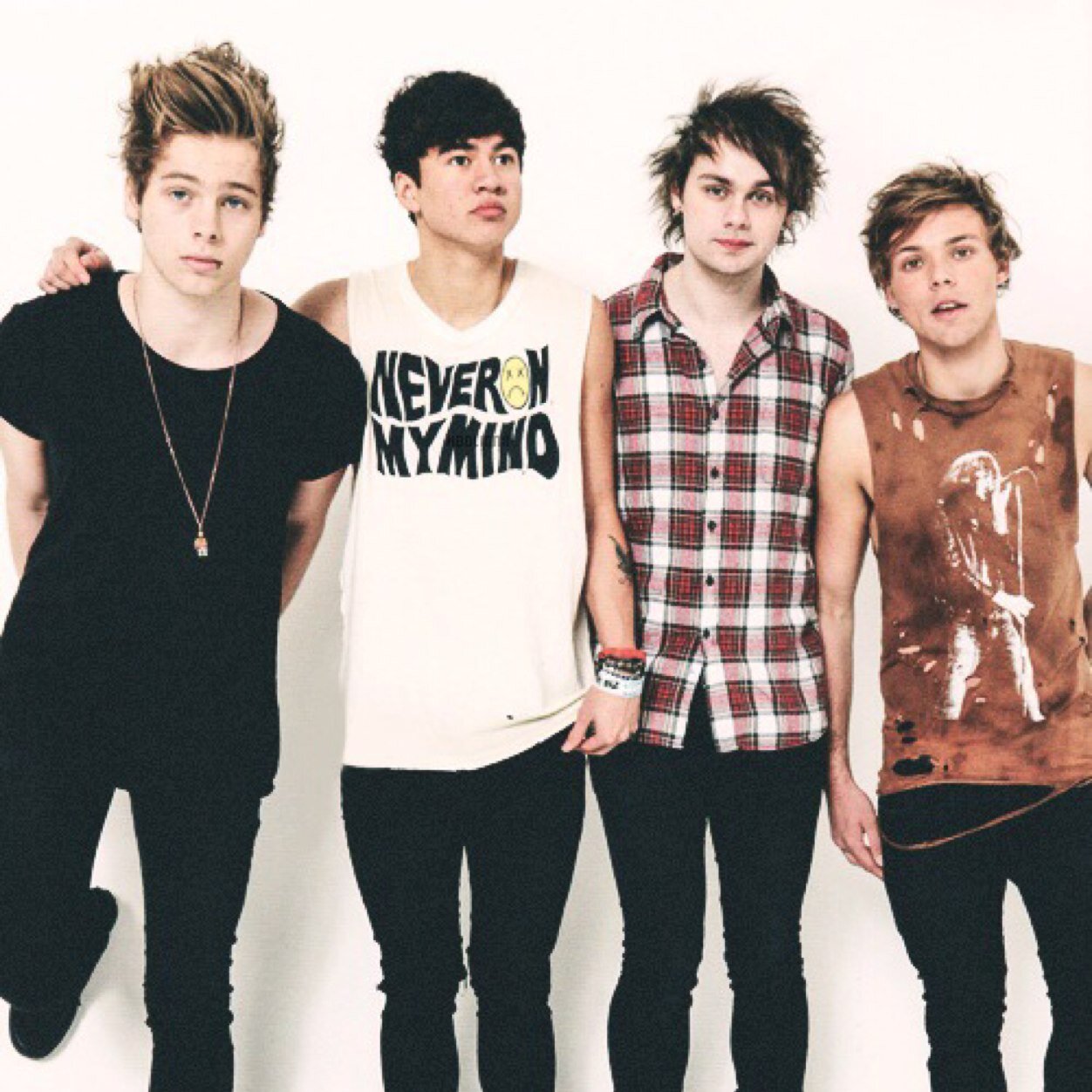 5OSUpdates's profile picture. Hiii :D we're Chiara, Elle, and our co-owners Mallorie and Faye :D ♡ @5SOS and #5SOSFAM ♡