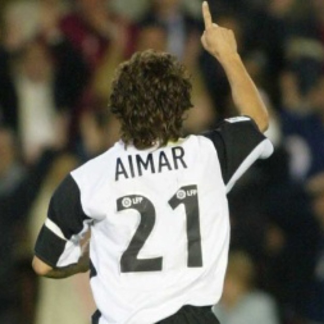 Fisioterapeuta empedernido y adicto a la Coca-Cola. El 21 me persigue... Y yo me dejo querer. Jugador del CD Apolo y aficionado incondicional del VCF!