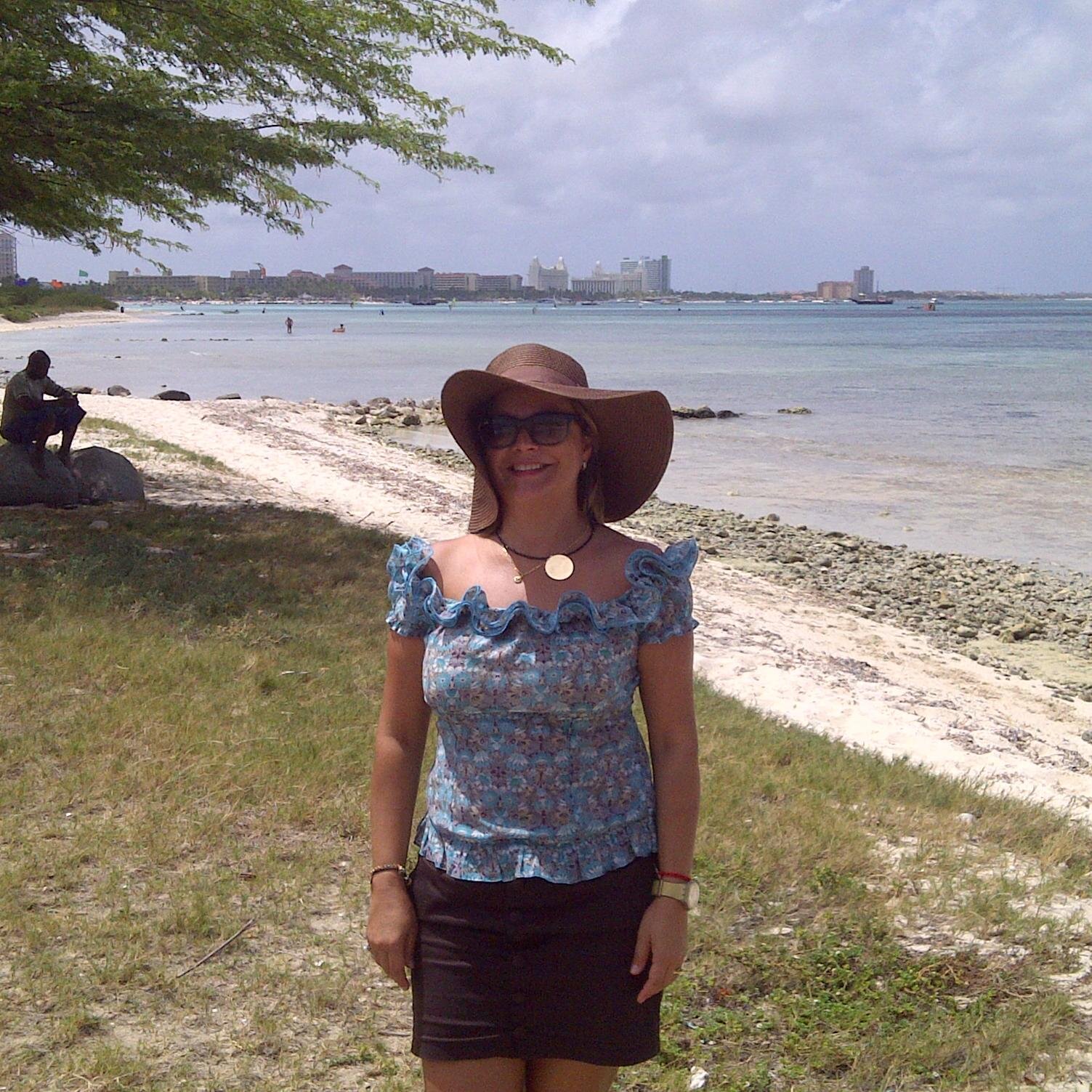 Me gusta viajar, jugar bowling, me encanta la musica, la playa y la vida entera