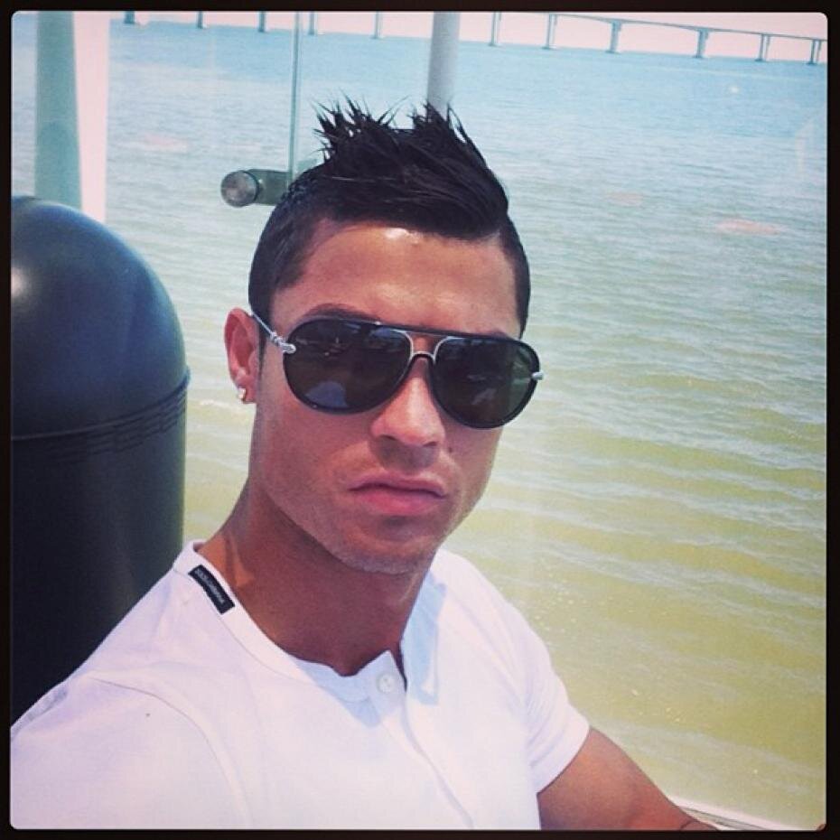 22. Futbolista del Real Madrid y Portugal. Hermano de Katia. Ligon, divertido y cariñoso. Buscando el amor. Quiero formar una familia.