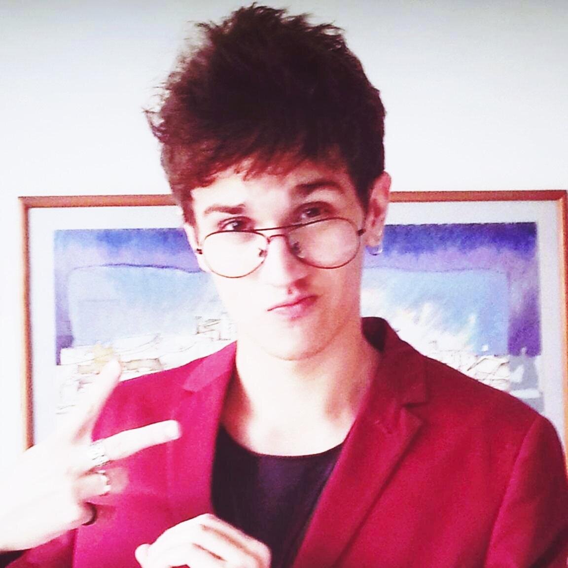 ai a pessoa fala mal do Christian e eu dou uma voadora básica só de leve para aprender falar mal do marido dos outros :)