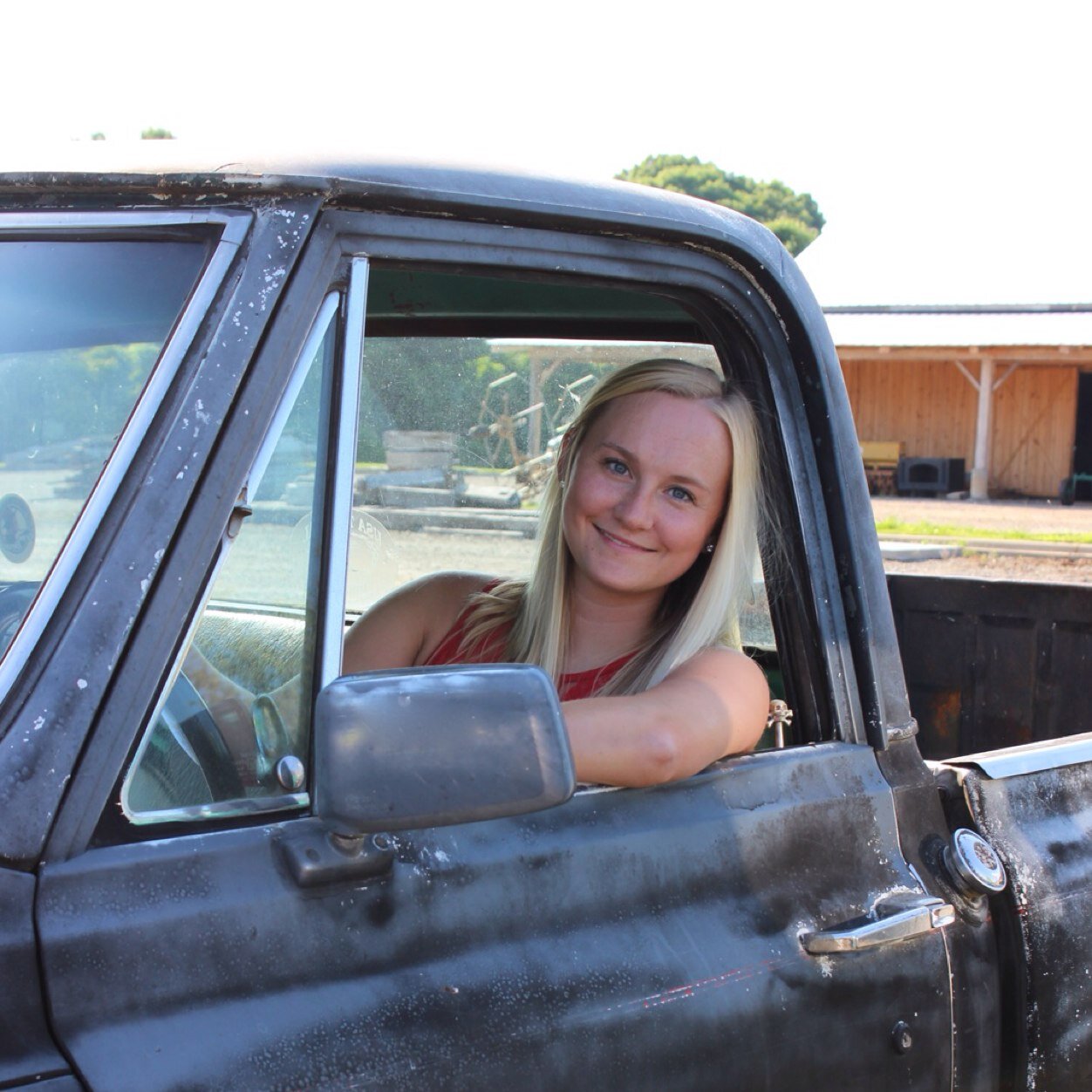 Shelle_My_Belle's profile picture. Country by the grace of God. Huntress. Sports fan. Animal lover. Recent Wolfpack alum, Campbell Grad student! If I die in Raleigh at least I will die free!