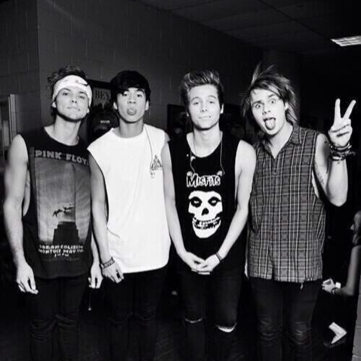 An account dedicated to 5sos in band tees