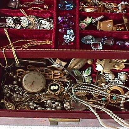 An elegant and honest exchange of old, broken and unwanted silver and gold items for money. The only home party business where you and your guest make money.