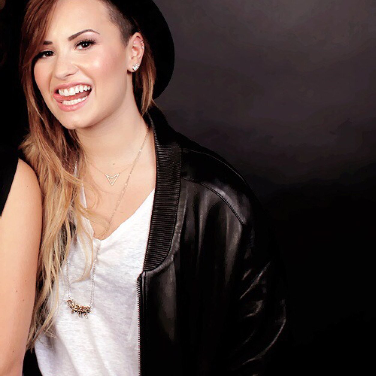 voces ganharam um follow gratis agora pfvr siga a @hairofdemi_ , estou começando fc novo, sdv todos !!!